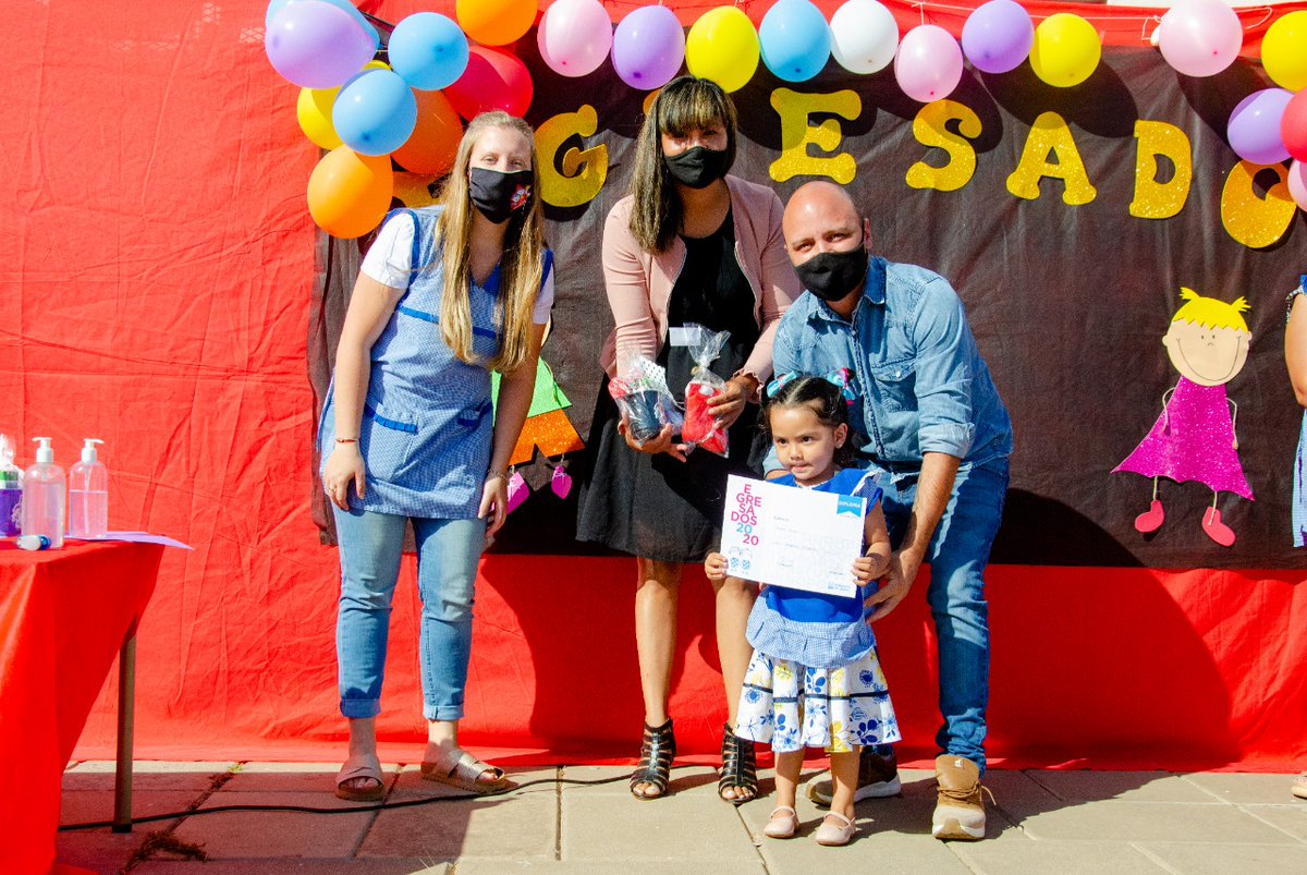 gobiernodejunin's tweet photo. Continuamos realizando la entrega de diplomas a los niños y niñas que egresan de nuestros jardines maternales, en esta oportunidad acompañamos a la comunidad del jardin Monigotes

Respetando los protocolos, pudimos celebrar junto a ello el cierre de esta etapa tan importante. https://t.co/wmimHf9nEj