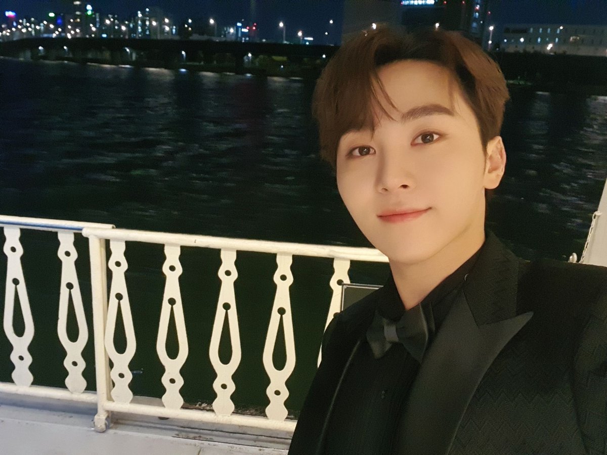 plediss_boos's tweet photo. blessing everyone with my Home;Run Party on Board ver. selca before going to sleep. i hope everyone has a nice sleep tonight! ! >__0 https://t.co/7BCYZAuHXP