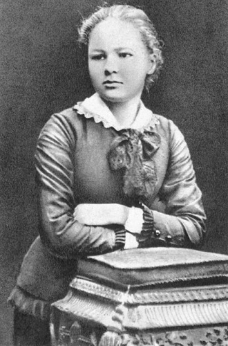  #TriviaThursday After graduating from school with honors, young Maria Skłodowska suffered 'nervous illness' (what we'd likely today call depression). She lived in the countryside with paternal cousins during recovery, then began work as a tutor when back in Warsaw.  #MarieCurie