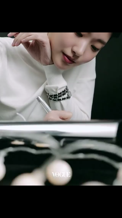 yayakray's tweet photo. there is no compulsion to like or hate it. your own heart decides on the basis of appreciation or envy for her accomplishments.
#KimGoEun #model #versatileartist #dynamicwoman https://t.co/nj4KfGonJa
