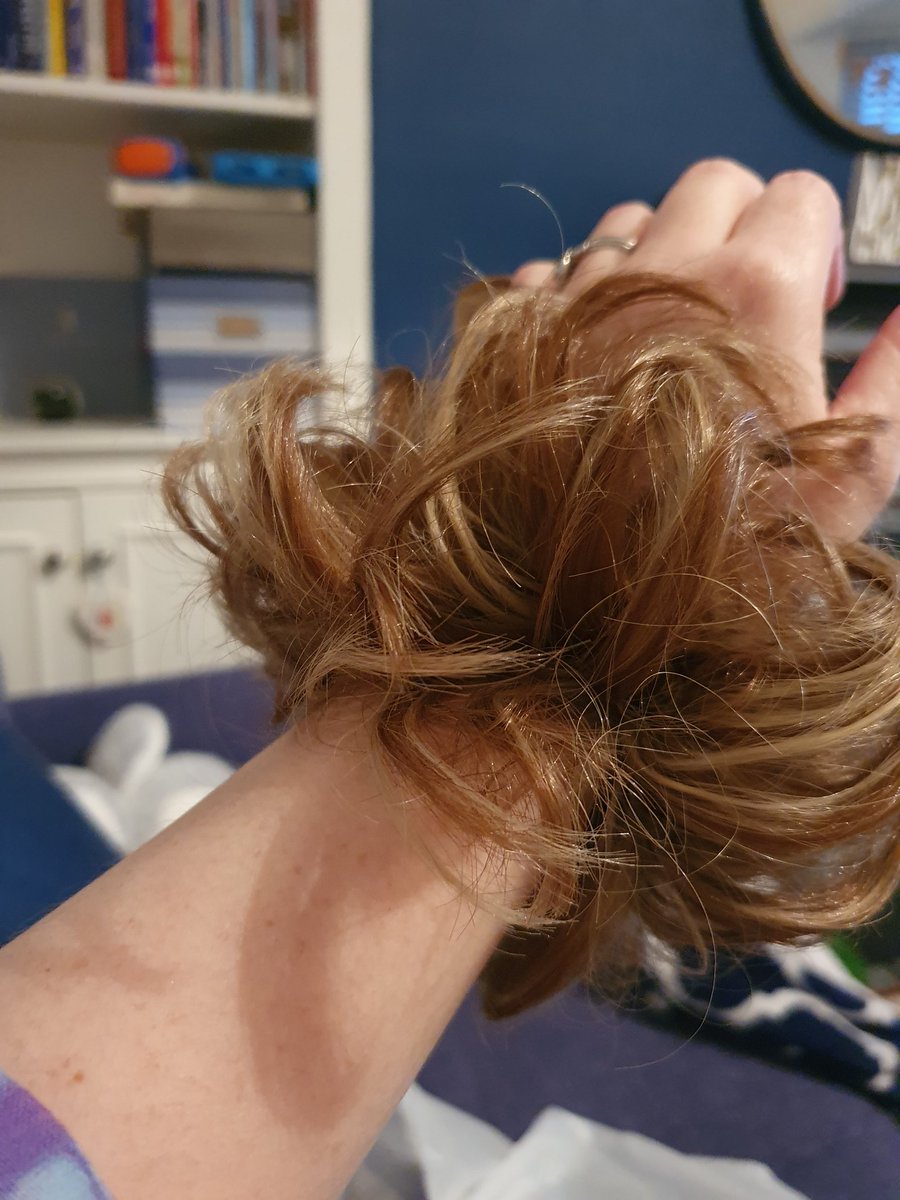 SallysRaveCave's tweet image. My new hair bobble really shouldnt be worn on my wrist like an ordinary bobble. 😬😬😬
#ThinHairProblems