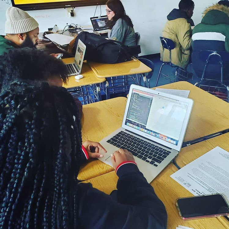 UrbanAssembly's tweet photo. The UA family is all about collaboration! #TBT to #CSEdWeek 2019 when students at @CompSci_High and Bronx Academy for Software Engineering (BASE) worked with @heretoherebx to solve the toughest problems in NYC. #CSforSocialJustice #problemsolvers #students #programyourfuture https://t.co/yJPhyc6cwu