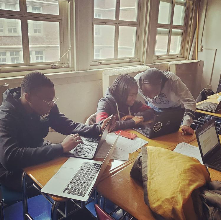 UrbanAssembly's tweet photo. The UA family is all about collaboration! #TBT to #CSEdWeek 2019 when students at @CompSci_High and Bronx Academy for Software Engineering (BASE) worked with @heretoherebx to solve the toughest problems in NYC. #CSforSocialJustice #problemsolvers #students #programyourfuture https://t.co/yJPhyc6cwu