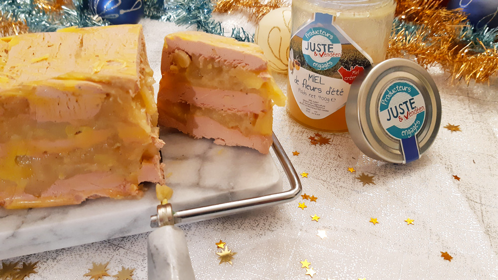 JusteEtVendeen's tweet photo. #JusteBon spécial fêtes 🎉🎄
On met le miel #JusteEtVendeen à l’honneur avec cette délicieuse recette de terrine de foie gras aux pommes de #PetitsPlatsenEquilibre 😍
#noel2020 #produitslocaux
Retrouvez toutes les recettes de la marque Juste ici ▶️ https://t.co/lLsznSX7VY https://t.co/LzkVwMfvnD