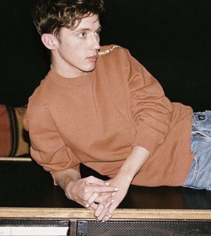 ‘how gays sit in the studio” a thread with Louis Tomlinson  #LouisTomlinson