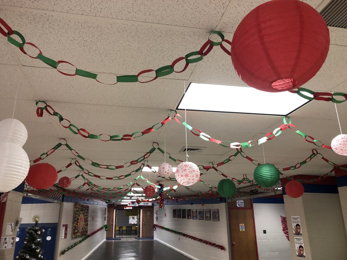 CIScards345's tweet photo. THANK YOU to the Elves from Hawthorn Bank &amp; Mr Herb on his stilts for the FESTIVE SURPRISE for our Cardinals today!  They ❤️ it!  #CISReadySetReturn  #BrightFutures https://t.co/ClPoU9hbxF