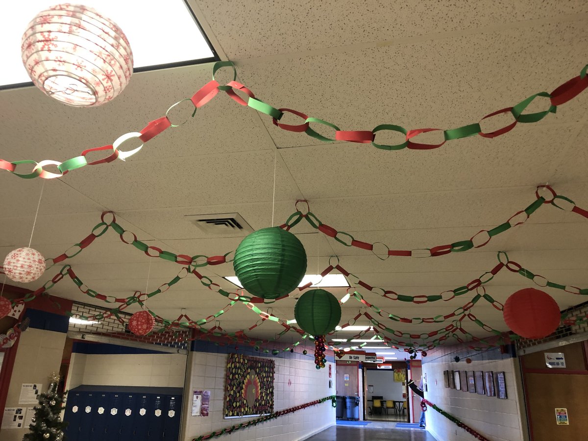 CIScards345's tweet photo. THANK YOU to the Elves from Hawthorn Bank &amp; Mr Herb on his stilts for the FESTIVE SURPRISE for our Cardinals today!  They ❤️ it!  #CISReadySetReturn  #BrightFutures https://t.co/ClPoU9hbxF