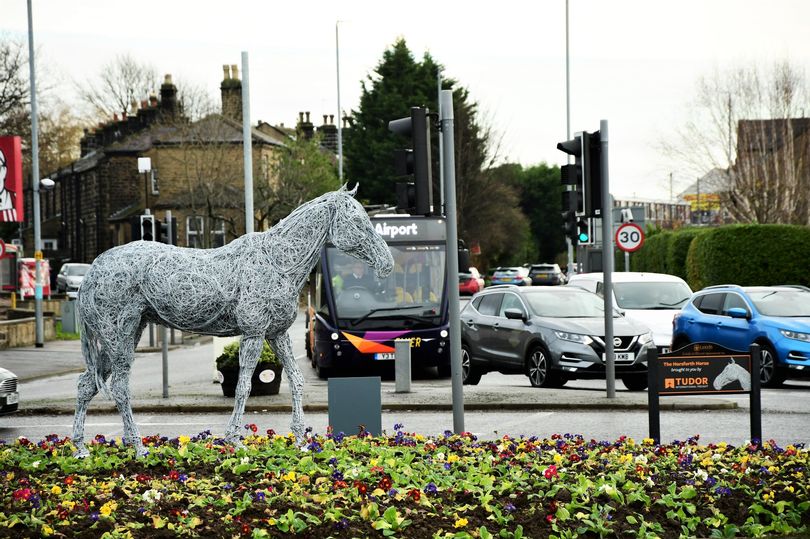 Giant horse sculpture appears on roundabout at busy Leeds junction leeds-live.co.uk/news/leeds-new…