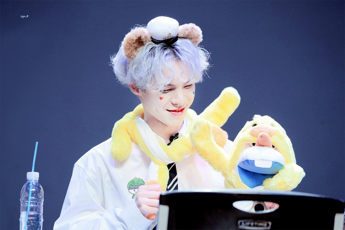 type_0305's tweet photo. 191208 

곤이랑 올라프랑 ⛄️
이뽀곤 사아해 💙 

#BX #병곤 #CIX #이병곤 https://t.co/DMDhruZcae