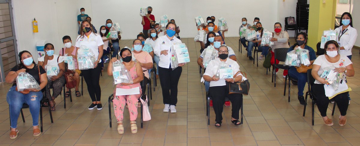 alcaldiabarranc's tweet photo. ¡Protección, salud y amor es lo que merecen nuestros adultos mayores!

Hemos entregado más de 6  mil elementos de #Bioseguridad (tapabocas, gel antibacterial y alcohol), que benefician alrededor de 3 mil adultos mayores en 33 Centros Vida y 5 Centros de Bienestar del #Distrito. https://t.co/bMEVrJtZLq