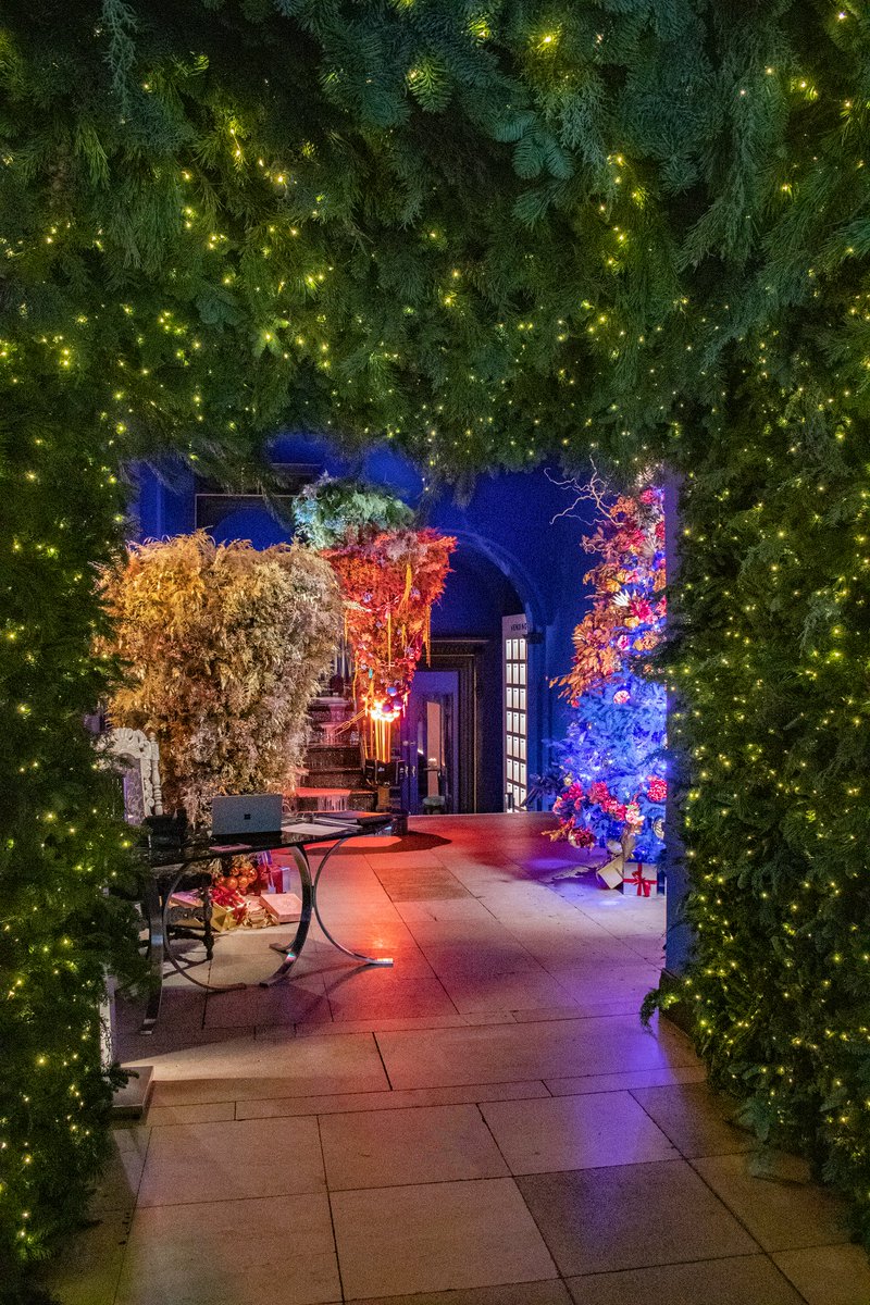 sketchlondon's tweet photo. In true sketch style, Christmas has settled here, there and everywhere...

Upside Down Magic... @pompomfactory
 
The Evergreen Subway... @carlyrogersflowers https://t.co/oJPIuy1mT5