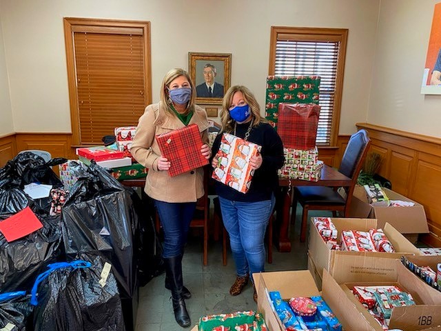 VOASCLA's tweet image. We are beyond grateful to Investar Bank for delivering their presents and giving the gift of Christmas. These presents will go to clients including families, seniors, and adults with intellectual and developmental disabilities in our Hope Under the Tree program! #ThankfulThursday