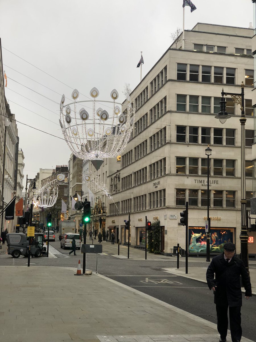 lisaslondonlife's tweet photo. Somehow I've managed a year without going to #bondstreet . Did I like it? Noooo. Anyway, it was a ghost town and that makes me sad. #covidhate https://t.co/pU9vHyyqry