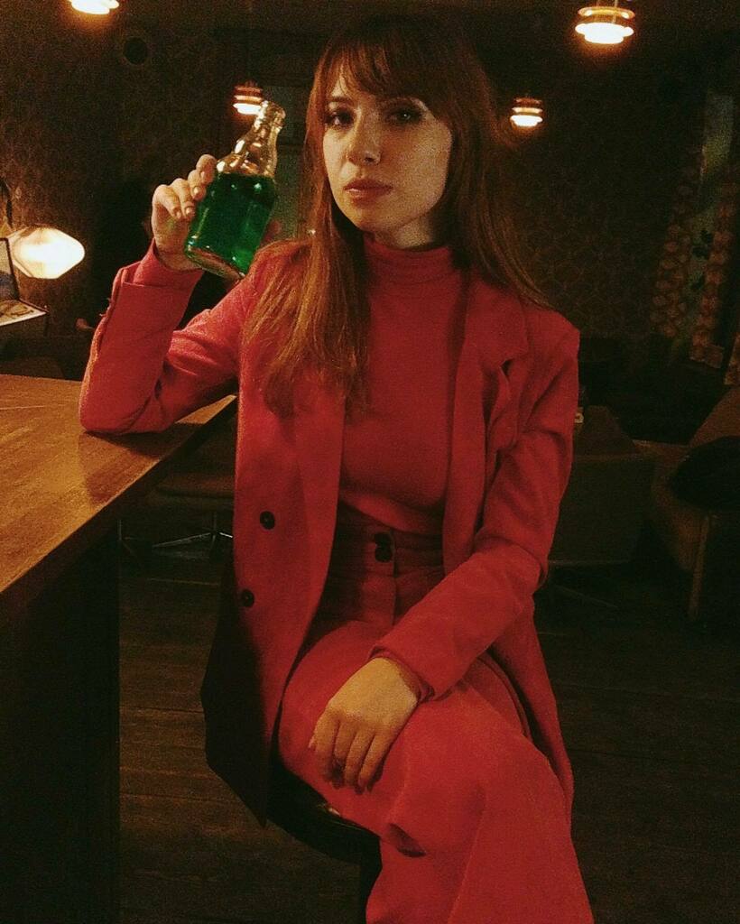 Nov 2019, Ostpol Dresden, right after we opened for <a href="/oktalogue/">Okta Logue</a> - that green drink was disgusting and I fell down the stairs before the show. I miss nights like that 🍎 🍏
.
.
.
.
.
.
.
#green #redsuit #ostpol #ostpoldresden #dresden #suprafon instagr.am/p/CIn6Fg6HQhX/