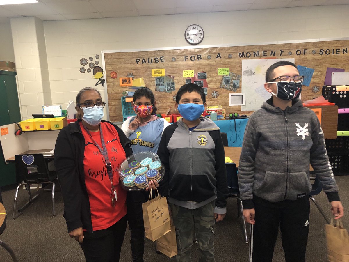 SharonSylvas's tweet photo. Sharing my birthday with my favorite students ⁦@CryarCats⁩ https://t.co/P7P0oUqAmd