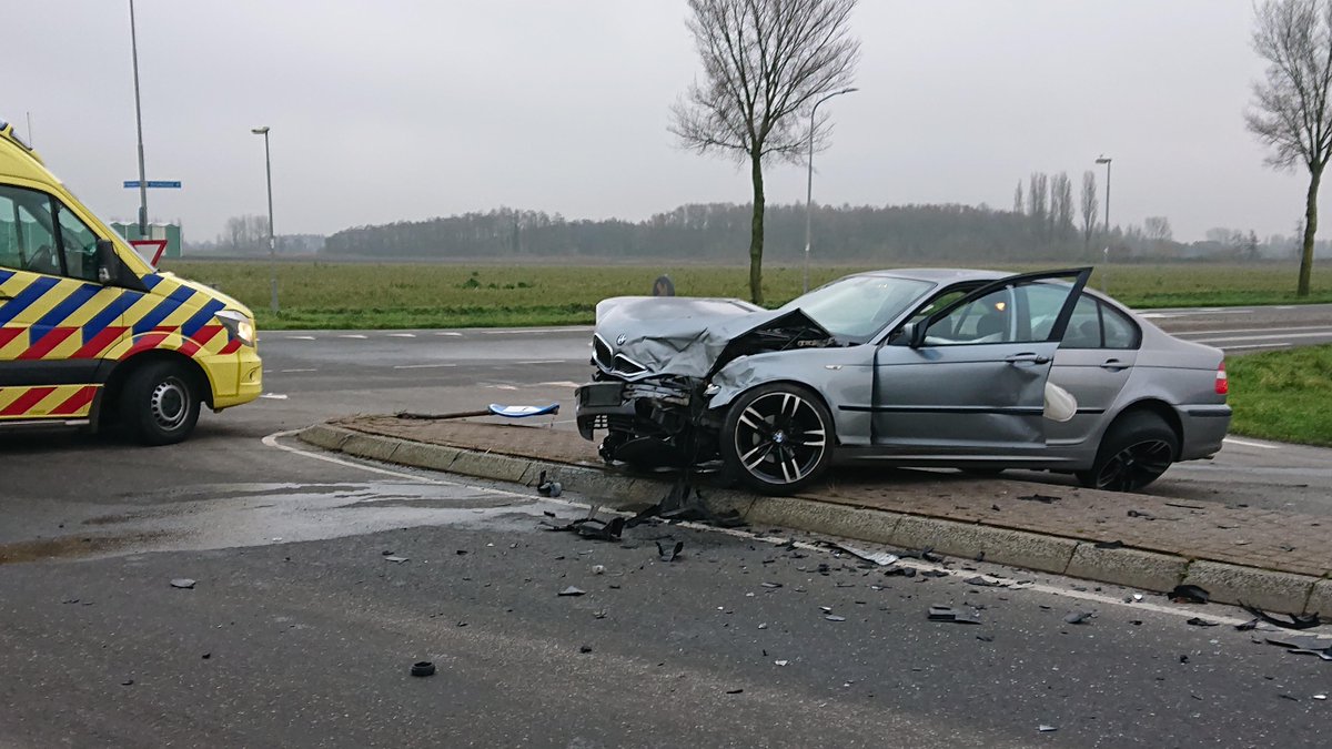 Eén gewonde bij flinke aanrijding tussen twee auto's in Wervershoof..