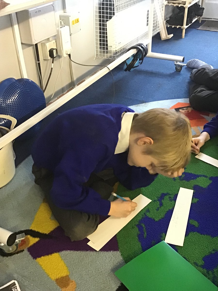 StMarysCVPrima1's tweet photo. This morning, Treehouse have made their own positive paper chains. What a lovely way to start a Thursday. #360advent #wellbeing https://t.co/CrSkMAh6Sz