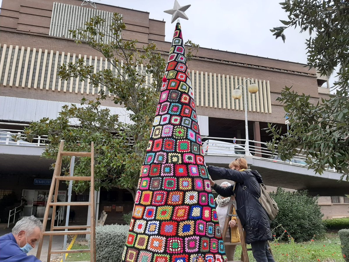 GVAdsxo's tweet photo. Més de mil trossets de teixit multicolor i una alçada de més de 4 m que, amb l'ajuda d'alguns tècnics de manteniment, hem muntat a l'entrada de L'Hospital Lluís Alcanyís de #Xàtiva @GVAsanitat @GVAdsxo https://t.co/PQWI4HF8Z4