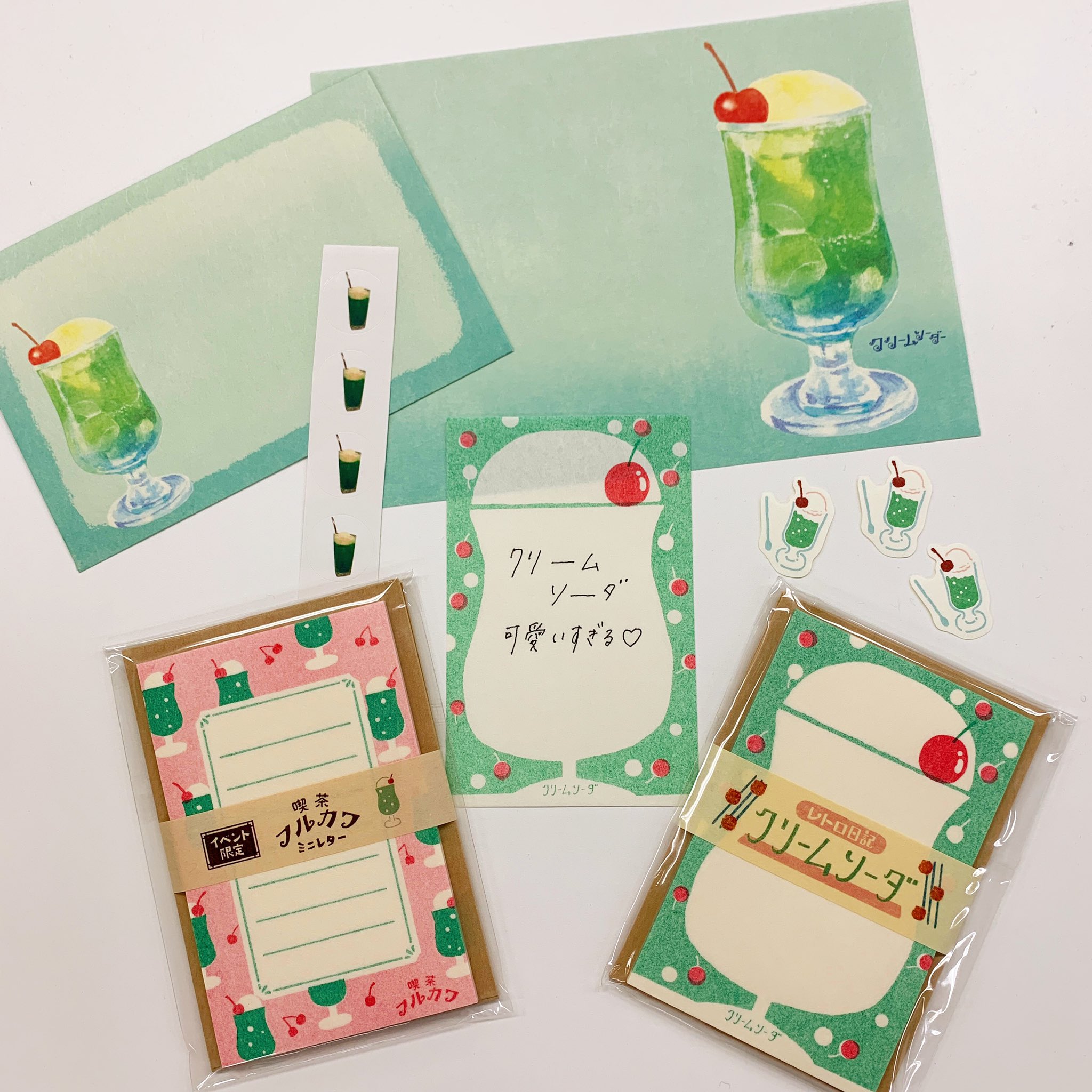文具女子博 11月に東京で開催 クリームソーダってめちゃめちゃ可愛いですよね 飲むのも好きだけど イラストもすごく好きなので クリームソーダ柄の文具があったらぜったい買っちゃいます 眺めてるだけで 何か幸せな気持ちになる W わかる方