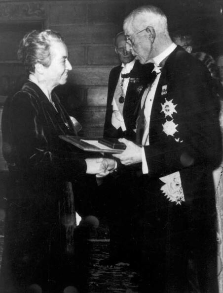 QueLeoForestal's tweet photo. Un día como hoy Gabriela Mistral recibió el Premio Nobel de Literatura. https://t.co/Cs3aEKEROJ