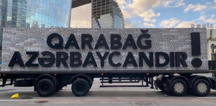 Ermeniler 30 sene önce Karabağ'ı işgal ettiğinde, sivillere ait araçların plakalarını söküp duvara asmışlardı.

Azerbaycan ordusu Zafer Günü'nde , Karabağ savaşında Ermeni ordusuna ait ele geçirdiği askeri araçların plakalarını sergiledi.