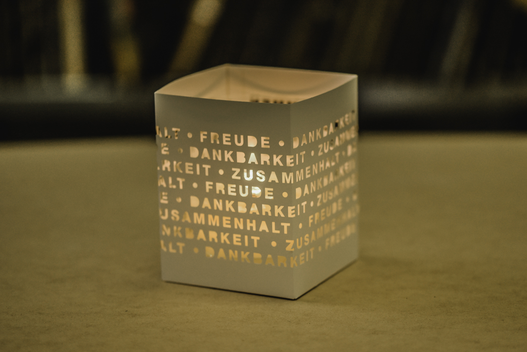 Festliche Botschaften - umgesetzt mit der Formstanzung. 🕯