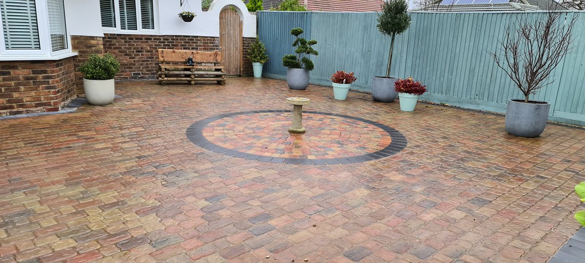 Posts_by_Brett's tweet photo. This Regatta Autumn Gold driveway complements this home perfectly, creating a warm &amp; traditional entrance - beautifully installed by A &amp; M Paving Contractors 👏 Browse our Block Paving ranges here: https://t.co/2pREq0J1WY #landscaping #brettapproved #cobbles #drivewayinspo #drive https://t.co/ps7MC70jOi