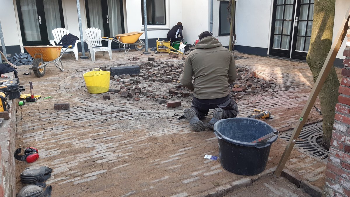SGWbouw's tweet photo. Momenteel werken we aan de inrichting van een binnenplaats in #Weesp. We verzorgen het #straatwerk, de hardsteen dekplaten, #metselwerk tuinmuur en het plaatsen van boomroosters. Er is gebruik gemaakt van Portugees graniet - #kinderkopjes en oud gebakken vijfduimers.
#tuinen https://t.co/nObEY4KpKc