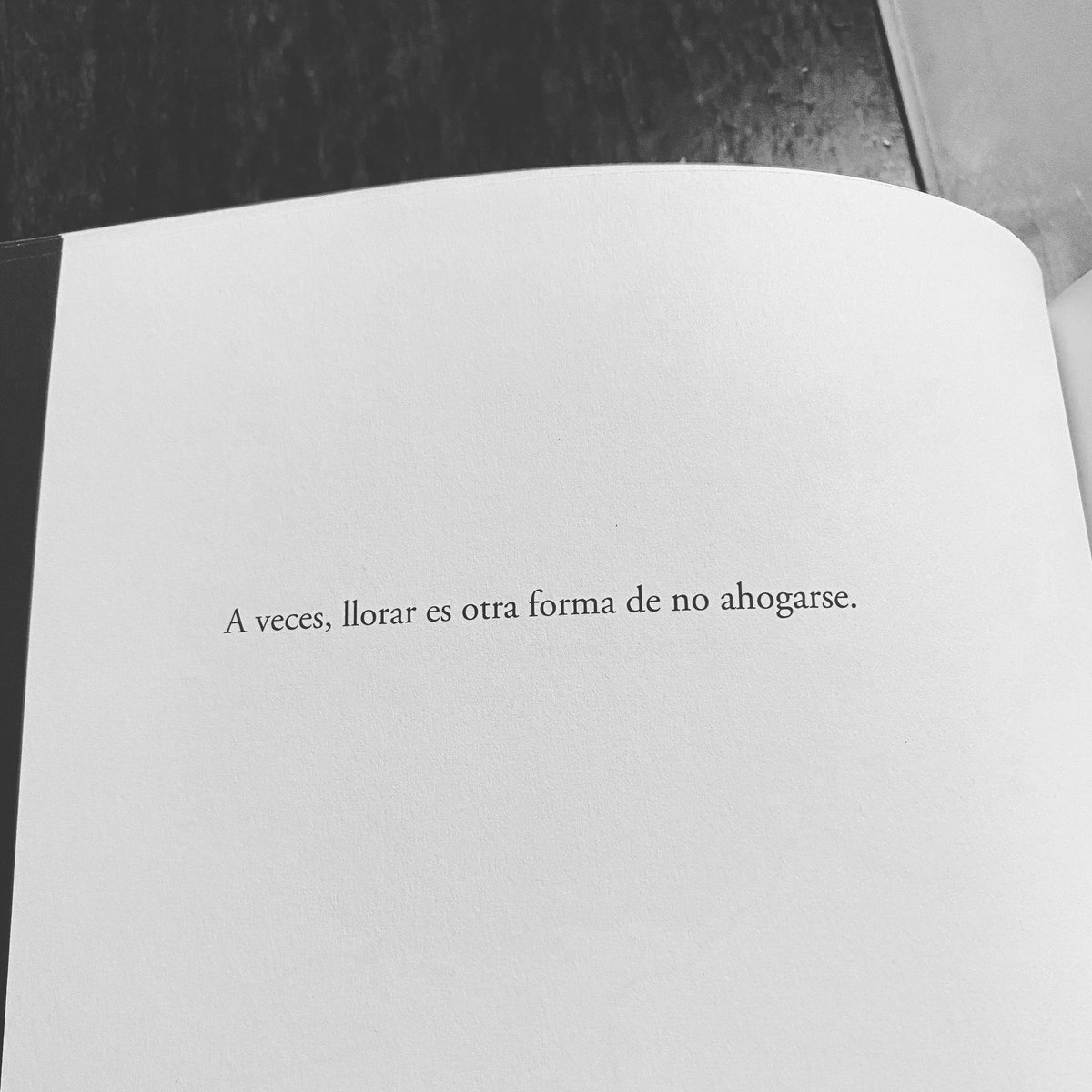Cementedelibros's tweet photo. “A veces, llorar es otra forma de no ahogarse.”
Autor: @elvirasastre 
Libro: Aquella orilla nuestra
#cementeriodelibros https://t.co/5TBQqaMIp5