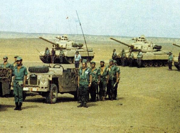 (15) Hassan II empezó a concentrar tropas en Tarfaya desde mayo de 1974. El gobierno español aumentó los efectivos militares, y aprobó un estatuto para el Sáhara, en el que la Yemaá (asamblea de jefes) tendría la administración civil y el gobernador general la militar.