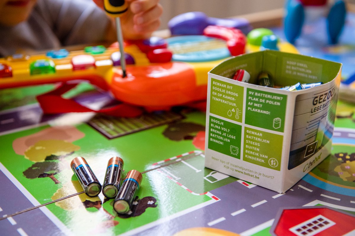 RCERomania's tweet photo. Comisia Europeană propune modernizarea legislației UE privind bateriile 🔋, prezentând prima dintre inițiativele anunțate în noul Plan de acțiune pentru economia circulară. 
Detalii👉https://t.co/1cwirigAMe
#EUGreenDeal https://t.co/cJHdoYuGOm