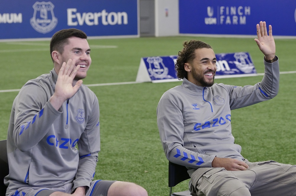 😃 👋 <a href="/michaelkeane04/">Michael Keane</a> <a href="/CalvertLewin14/">Dominic Calvert-Lewin</a> 

#TogetherAtChristmas #AlderHeyFamily