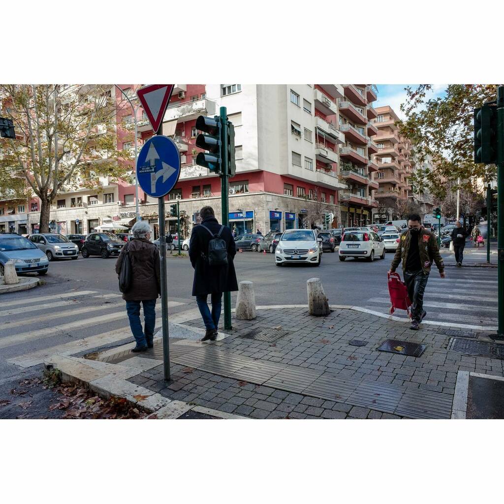 #streetsofrome #colourstreetphotography #candidstreet #tableauvivant #socialdocumentary #grsnaps #ricohgr2 #autumninrome #aftertherain #crossroads instagr.am/p/CIndX2PHjKm/