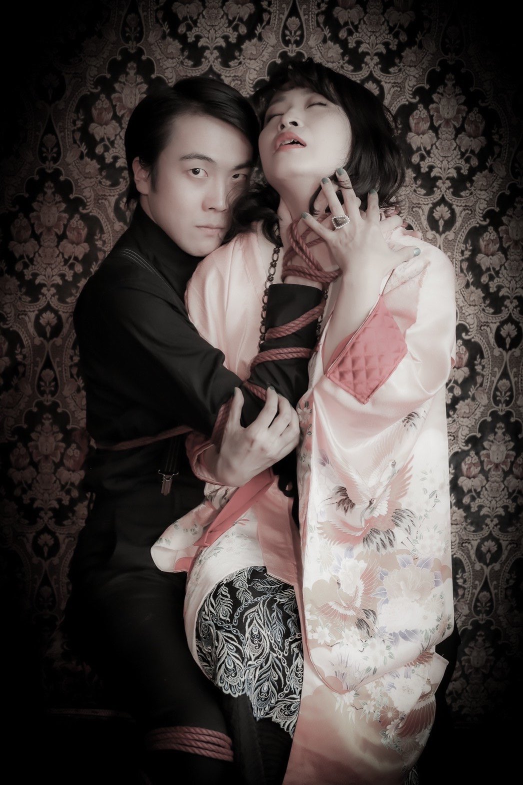 美貴ヲの劇 江戸川乱歩の 人間椅子 は結末あっさりですが 江戸川縄歩 の結末は急転直下で衝撃的 奥様とお椅子 本来結ばれるべくもない二人を緊縛の縁が結びます 屋根裏の散歩者 に続き巻き込まれ体質すぎるフミちゃんと 人生が急展開する編集者