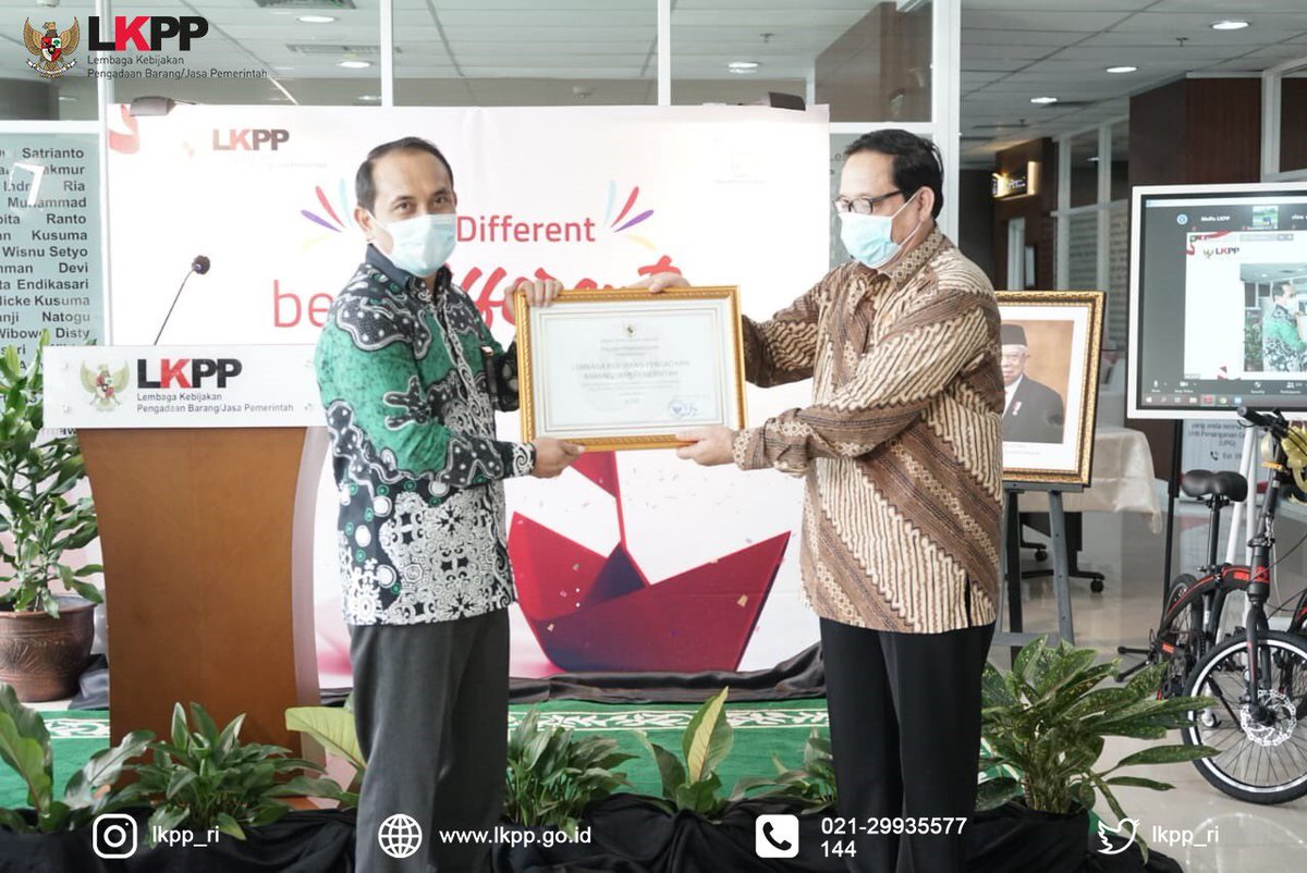LKPP_RI's tweet photo. Memasuki usia ke-13 Tahun, LKPP menerima Piagam Penghargaan dengan predikat “Baik” atas keberhasilan menerapkan Sistem Merit dalam  Manajemen Aparatur Sipil Negara dari Komisi Aparatur Sipil Negara (KASN) pada Kamis (10/12).

#HUT13LKPP
#ThinkDifferentBeDifferent https://t.co/rqOCHrTob1