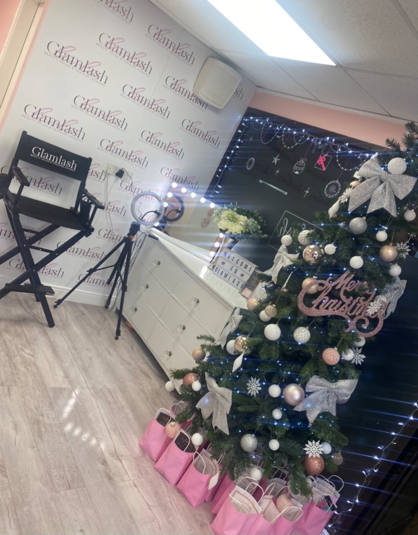 visittamworth's tweet photo. ❗1 day to go until voting for your favourite Festive Window Display goes live on our Facebook page.😄
A Facebook photo album will be created and we encourage you to 'LIKE'👍 your favourite to help them to be in with a chance to win.
#FestiveWindows #Christmas2020 #Tamworth https://t.co/YFa2igAQFD