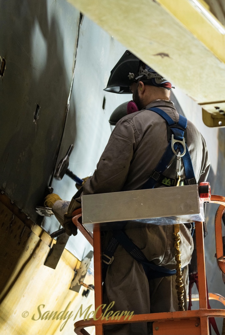 HMCSSACKVILLE1's tweet photo. How do you clad a ship? #FMFCS staff start by bending a plate, which is then hoisted into place. It is further shimmed to take the shape of the hull before being tack welded in place - when ready, it is welded all around & plug-welded in the centre. @CDNShipbuilders @RLitwiller https://t.co/ADoHJlUJsP