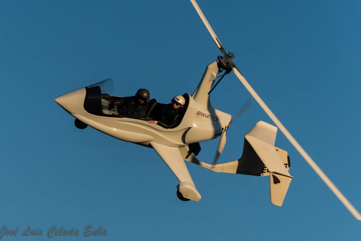 FOTOgrAAMA's tweet photo. José Luís Celada @joseluiscel nos envía estas preciosas fotos 📷 del vuelo de este #autogiro #biplaza (EC-XOB)
#Smartfly #AvGeek #spotter #aviationphotography #aviationlovers #autogyro #planespotting #avgeeks #aviationdaily https://t.co/f7woQcEl3M