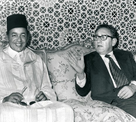 (16) En noviembre, ante los ataques del Polisario, se creaba el PUNS, partido saharaui contrario a Argelia y financiado por Madrid. Se anunció un referendum para el Sáhara en el primer semestre de 1975. Rabat amenazó con la guerra, Kissinger se entrevistó con Hassan II.