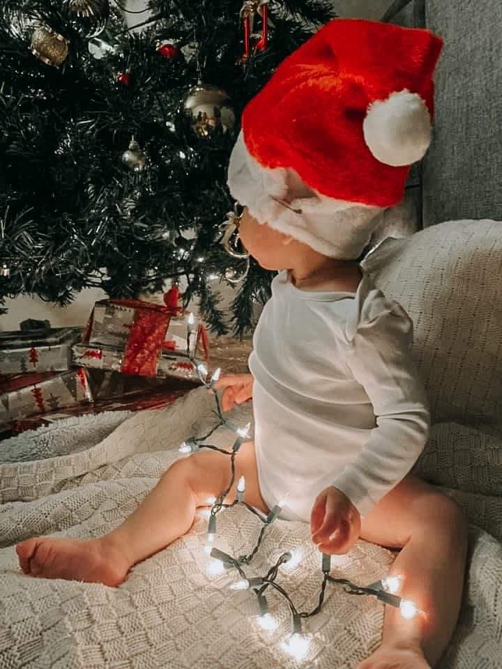 Steph4Rose's tweet photo. Rockin around the Christmas tree 🎄 https://t.co/eVlNHM8lMm
