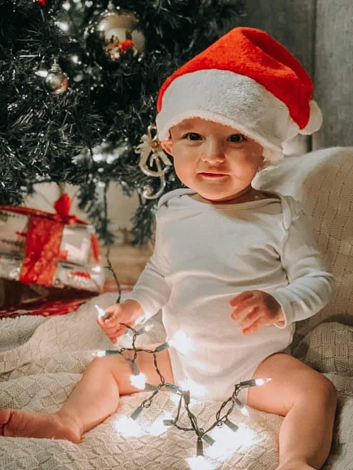 Steph4Rose's tweet photo. Rockin around the Christmas tree 🎄 https://t.co/eVlNHM8lMm