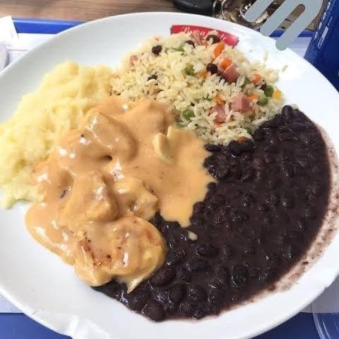 lacerda's tweet image. vocês comem strogonoff sem feijão ou com feijão?????