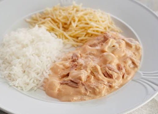 lacerda's tweet image. vocês comem strogonoff sem feijão ou com feijão?????