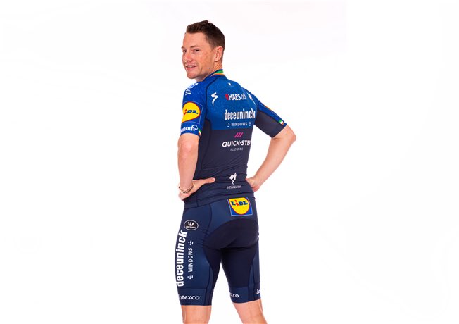 soudalquickstep's tweet image. A closer look at our 2021 kit 😃
Photo: @BeelWout