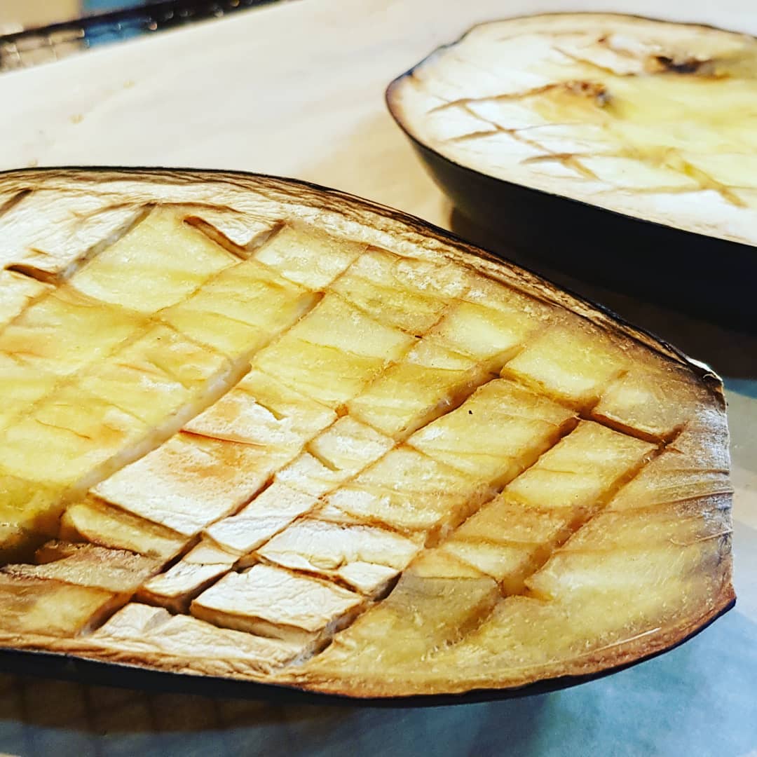 ShikuHakkuGastr's tweet image. Aubergines farcies avec les restes que le frigo m'a gentiment offert !消化にやさしい夕食のレシピやで！冷蔵庫にある残りものを使って茄子に詰め込んだった #repasleger #aubergine #auberginefarcie #vegetarian #confinementgourmand #eggplant #eathealthy #なすび #ヘルシー  #ベジタリアン