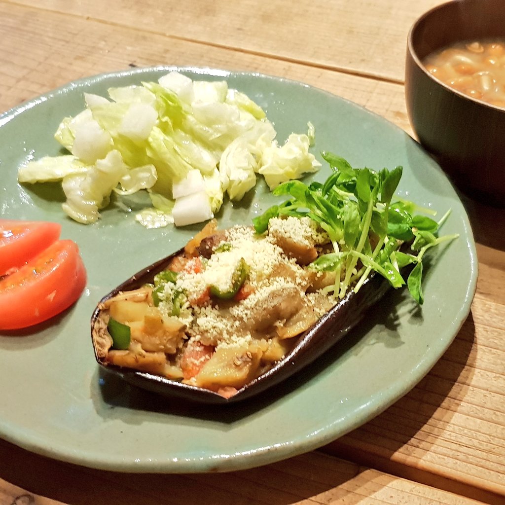 ShikuHakkuGastr's tweet image. Aubergines farcies avec les restes que le frigo m'a gentiment offert !消化にやさしい夕食のレシピやで！冷蔵庫にある残りものを使って茄子に詰め込んだった #repasleger #aubergine #auberginefarcie #vegetarian #confinementgourmand #eggplant #eathealthy #なすび #ヘルシー  #ベジタリアン