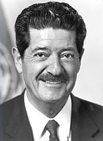 (18) El embajador español Piniés propuso un acuerdo con Argelia, para impedir que Marruecos se anexionase el territorio. Una misión de la ONU visitó El Aaiún en mayo de 1975, pero la manifestación del PUNS para mostrar su lealtad a España, fue boicoteada por el Polisario.