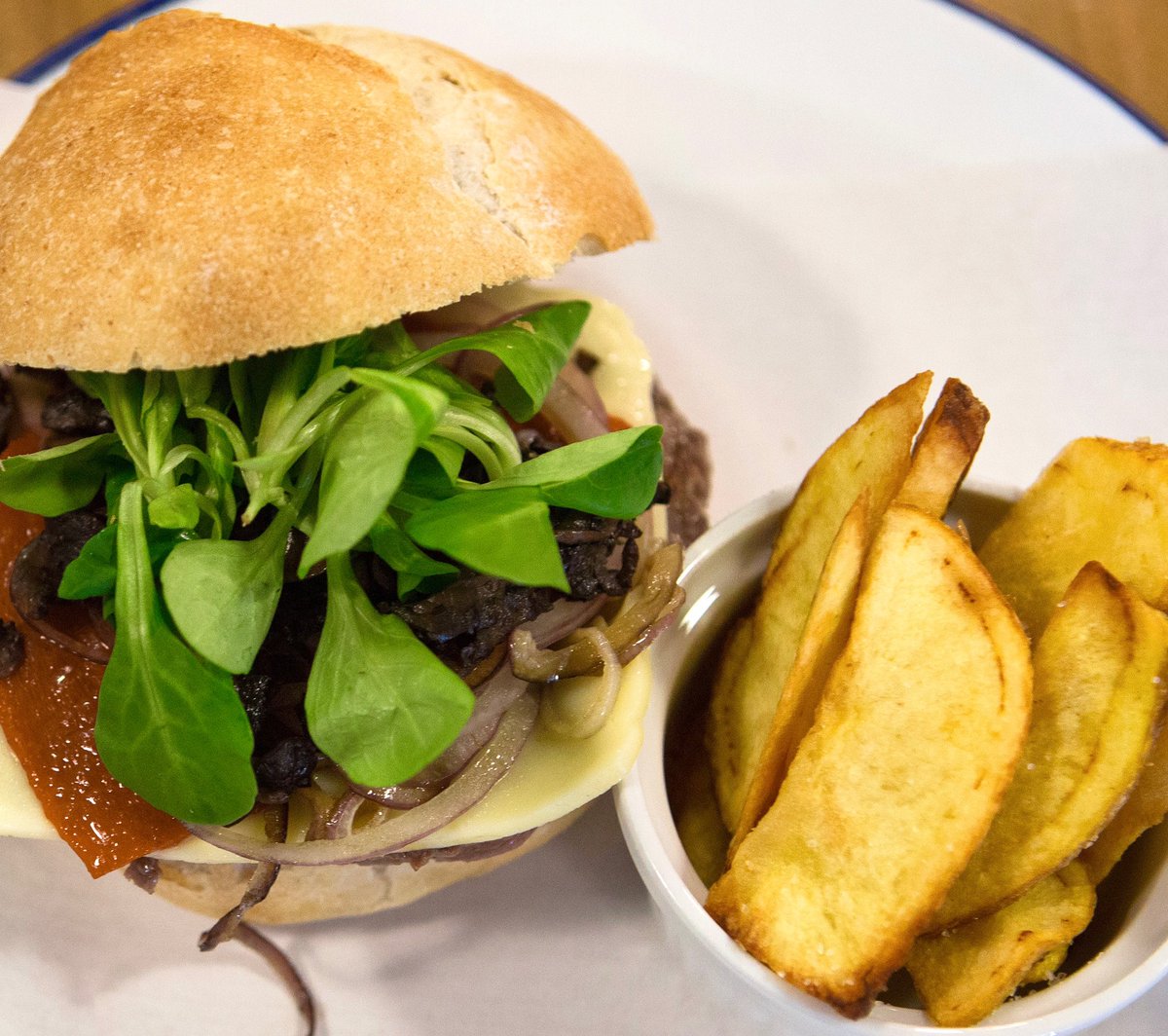 Da nosa finca a tu mesa 🍔

Os esperamos en Galeguesa Vigo para disfrutar de nuestras #galeguesas un día más 🤤

#Galeguesa #ComidaGalega #Vigo #Burger #BestBurger