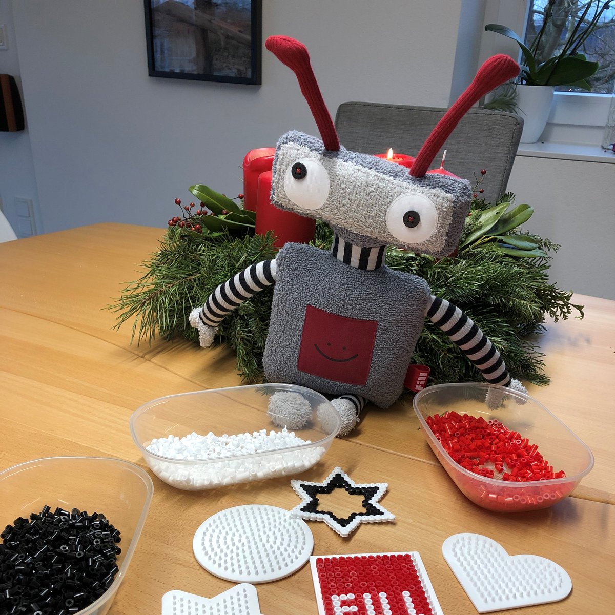 Alle Jahre wieder sind alle Netrugianer – egal ob groß oder klein – aufgeregt. Rob-Mas steht vor der Tür. ✨⭐️
Gerade bastle ich noch coole Geschenke und vertreibe mir so die Zeit.
Nebenbei läuft im Radio ständig „Last Rob-mas“. 🎶 #fillifuture #fillmaschinenbau @FillGurten