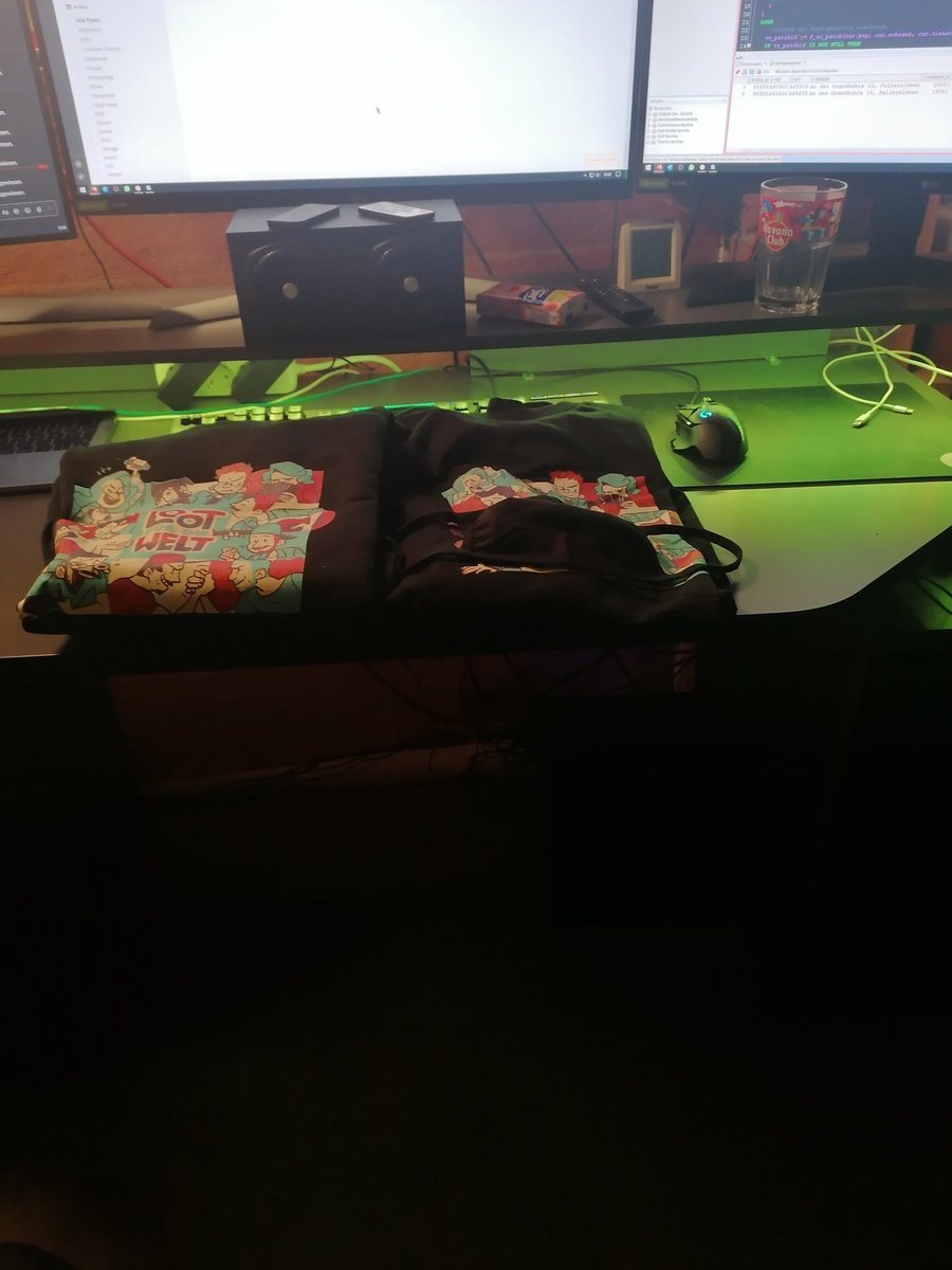SkeeveTV's tweet photo. Endlich ist es da. LFDW Merch und mein Schreibtisch.
#lfdw7 @Doktor_Froid https://t.co/QYhH8Fx4ES